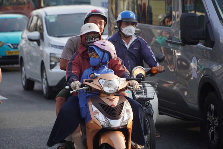 Người d&acirc;n &ugrave;n &ugrave;n trở lại TP.HCM sau lễ Giỗ Tổ, cửa ng&otilde; &ugrave;n ứ k&eacute;o d&agrave;i- Ảnh 2.