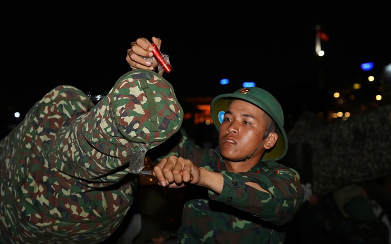 Xuy&ecirc;n đ&ecirc;m vận chuyển 15 khẩu đại b&aacute;c về trung t&acirc;m TP.HCM, sẵn s&agrave;ng cho đại lễ 30/4