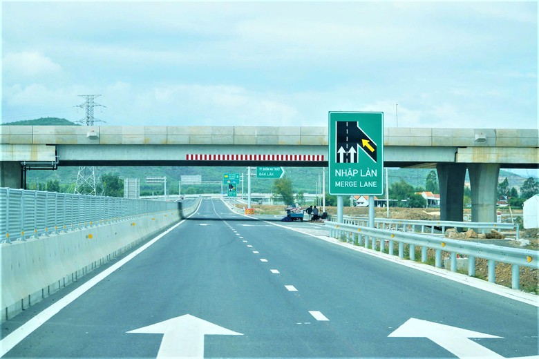 G&aacute;c nghỉ lễ Giỗ Tổ, hối hả thi c&ocirc;ng cao tốc V&acirc;n Phong - Nha Trang- Ảnh 5.