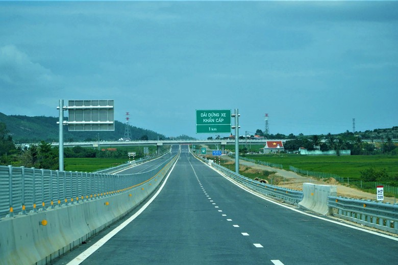 G&aacute;c nghỉ lễ Giỗ Tổ, hối hả thi c&ocirc;ng cao tốc V&acirc;n Phong - Nha Trang- Ảnh 2.