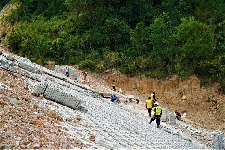 G&aacute;c nghỉ lễ Giỗ Tổ, hối hả thi c&ocirc;ng cao tốc V&acirc;n Phong - Nha Trang- Ảnh 4.