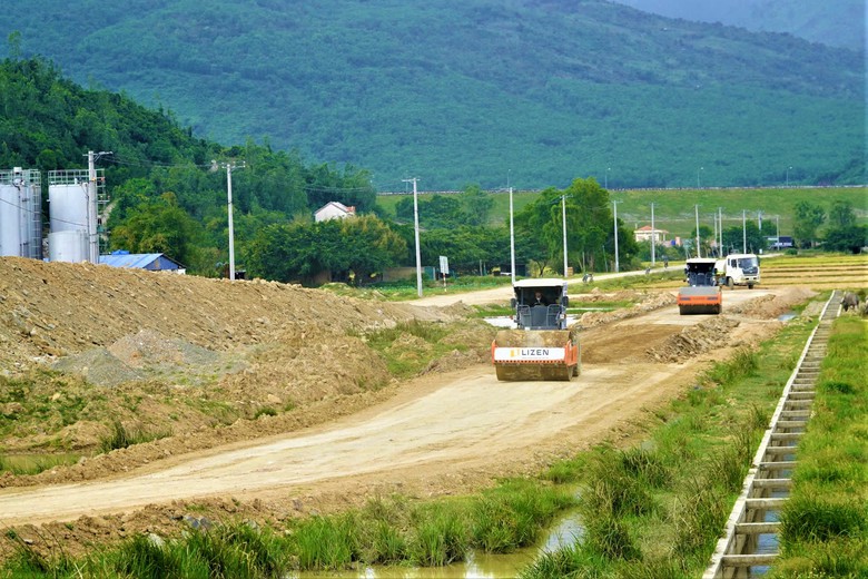 G&aacute;c nghỉ lễ Giỗ Tổ, hối hả thi c&ocirc;ng cao tốc V&acirc;n Phong - Nha Trang- Ảnh 3.