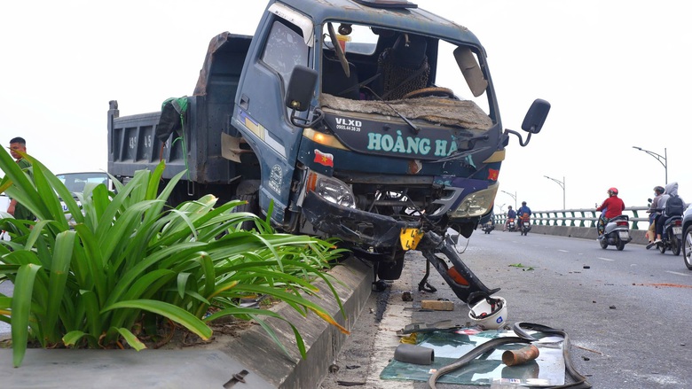 Xe tải t&ocirc;ng dải ph&acirc;n c&aacute;ch, đ&acirc;m g&atilde;y trụ điện tr&ecirc;n cầu vượt Ng&atilde; Ba Huế- Ảnh 1.