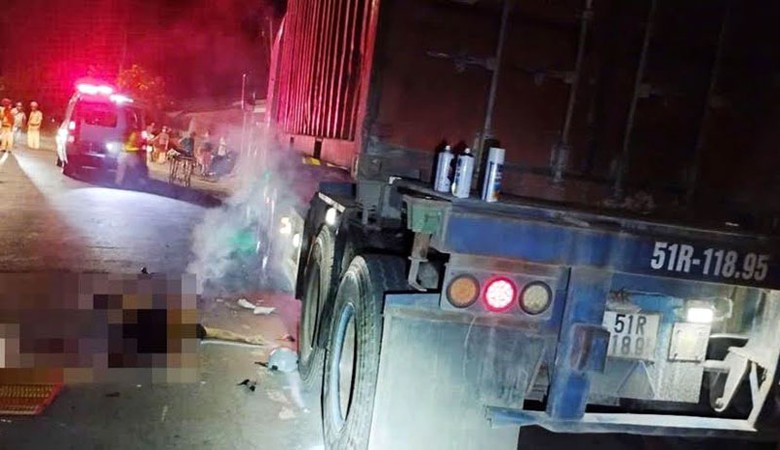 Hiện trường vụ tai nạn khiến thanh niên 27 tuổi tử vong tại chỗ. Hiện trường vụ tai nạn khiến thanh niên 27 tuổi tử vong tại chỗ.