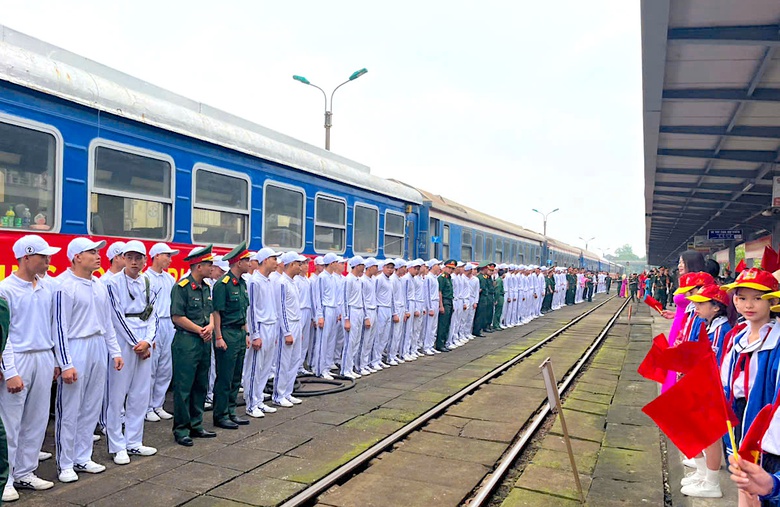 Đo&agrave;n t&agrave;u Thống nhất thiết kế đặc biệt sẽ lăn b&aacute;nh dịp 30/4- Ảnh 1.