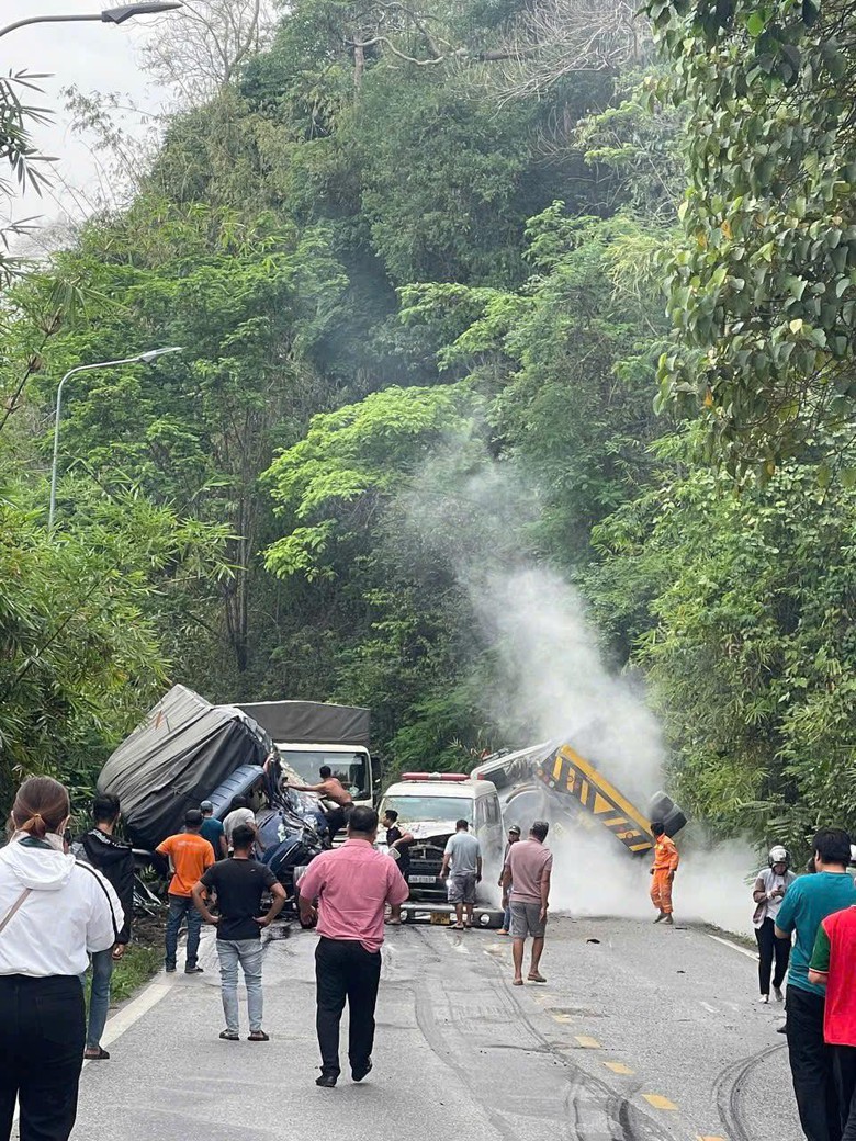 Tai nạn liên hoàn nhiều ô tô, đường đèo Bảo Lộc ách tắc nghiêm trọng- Ảnh 6. Tai nạn liên hoàn nhiều ô tô, đường đèo Bảo Lộc ách tắc nghiêm trọng- Ảnh 6.