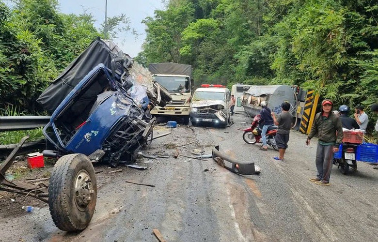 Hiện trường vụ tai nạn liên hoàn trên đèo Bảo Lộc. Hiện trường vụ tai nạn liên hoàn trên đèo Bảo Lộc.