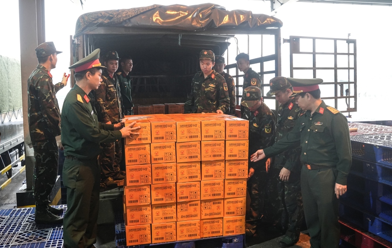 Vietnam Airlines vận chuyển gần 30 tấn h&agrave;ng cứu trợ đến Myanmar- Ảnh 1.