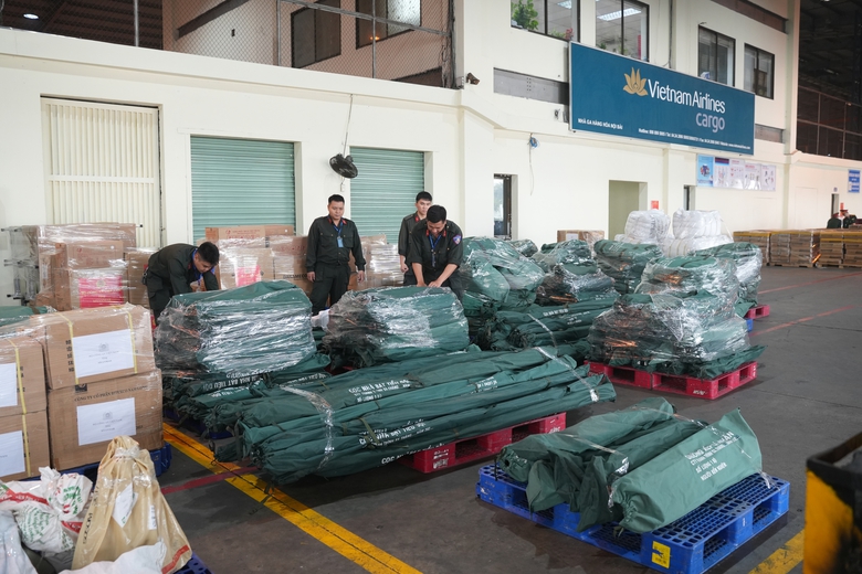 Vietnam Airlines vận chuyển gần 30 tấn h&agrave;ng cứu trợ đến Myanmar- Ảnh 3.