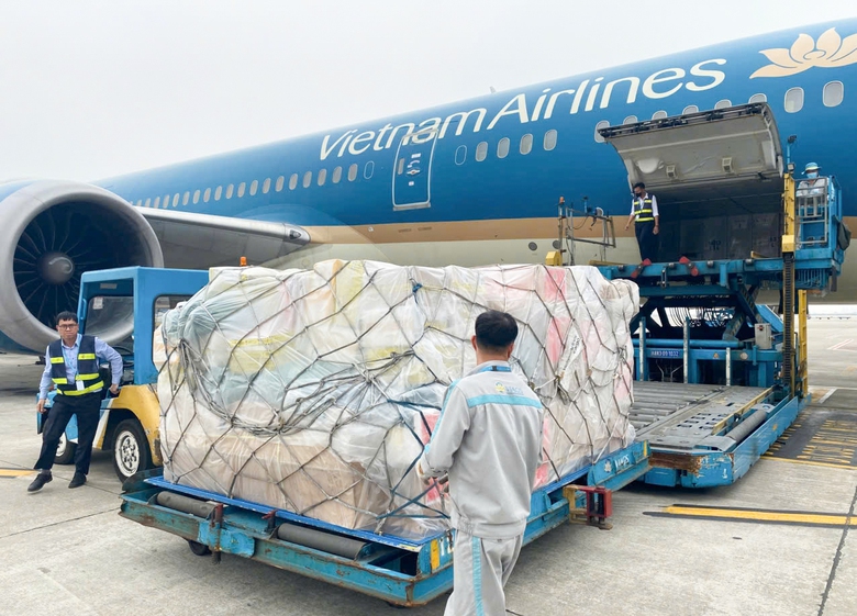 Vietnam Airlines vận chuyển gần 30 tấn h&agrave;ng cứu trợ đến Myanmar- Ảnh 7.