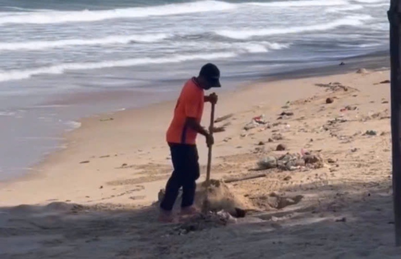 Xử phạt người đ&agrave;n &ocirc;ng ch&ocirc;n r&aacute;c tr&ecirc;n b&atilde;i biển Mũi N&eacute;- Ảnh 1.