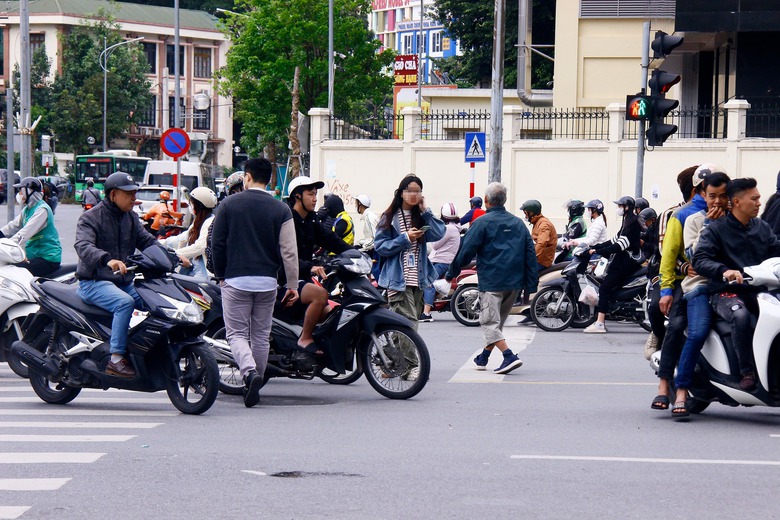 H&agrave; Nội: Nhiều người đi bộ sai luật bất ngờ khi bị CSGT xử phạt- Ảnh 3.