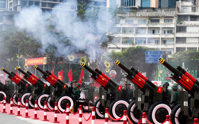 Trận địa đại b&aacute;c khai hỏa trong ng&agrave;y diễn tập đầu ti&ecirc;n tại TP.HCM