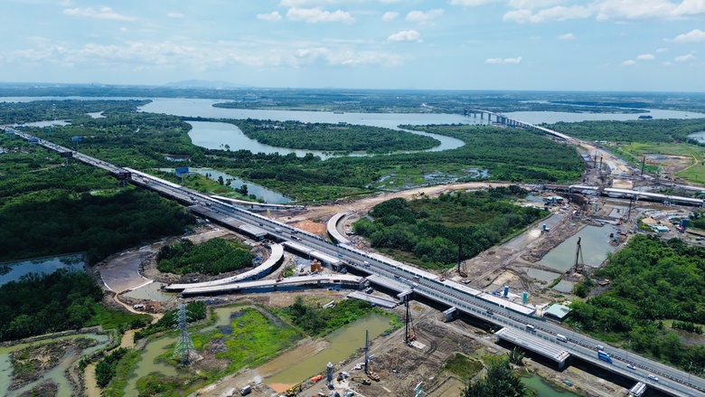 Thời tiết bất lợi, gói thầu XL1 Vành đai 3 TP.HCM phải "gồng" để đảm bảo tiến độ- Ảnh 3. Thời tiết bất lợi, gói thầu XL1 Vành đai 3 TP.HCM phải "gồng" để đảm bảo tiến độ- Ảnh 3.