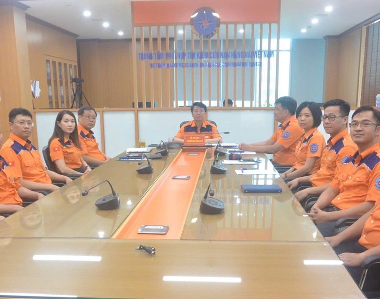 T&agrave;u cứu nạn h&agrave;ng hải cứu 8 thuyền vi&ecirc;n trong t&agrave;u c&aacute; bị đ&acirc;m ch&igrave;m tại Hải Ph&ograve;ng- Ảnh 4.