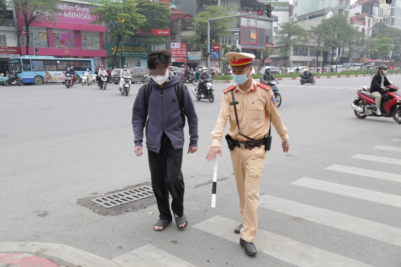 H&agrave; Nội: Nhiều người đi bộ sai luật bất ngờ khi bị CSGT xử phạt- Ảnh 1.