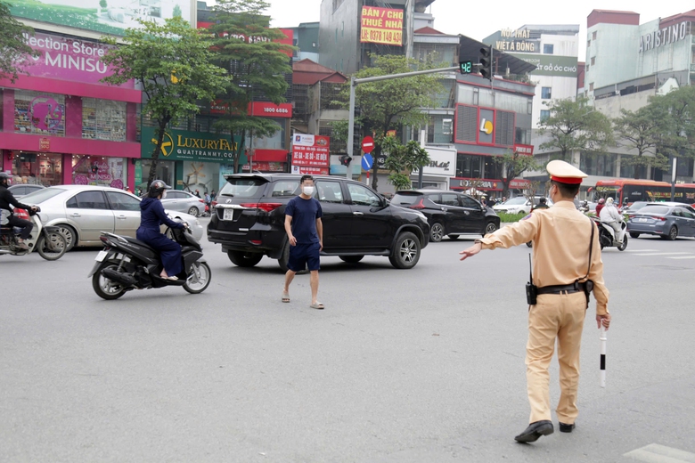 H&agrave; Nội: Nhiều người đi bộ sai luật bất ngờ khi bị CSGT xử phạt- Ảnh 2.