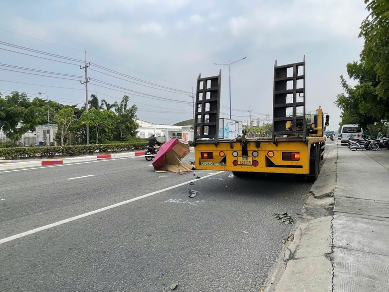 Xe m&aacute;y t&ocirc;ng đu&ocirc;i xe tải đang đậu b&ecirc;n đường, c&ocirc; g&aacute;i trẻ tử vong- Ảnh 1.