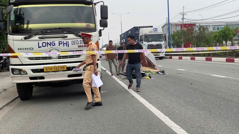 Xe m&aacute;y t&ocirc;ng đu&ocirc;i xe tải đang đậu b&ecirc;n đường, c&ocirc; g&aacute;i trẻ tử vong- Ảnh 2.
