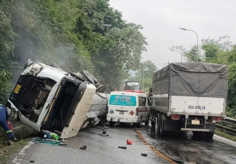 Tai nạn liên hoàn nhiều ô tô, đường đèo Bảo Lộc ách tắc nghiêm trọng- Ảnh 3. Tai nạn liên hoàn nhiều ô tô, đường đèo Bảo Lộc ách tắc nghiêm trọng- Ảnh 3.