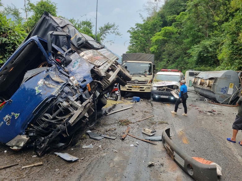 Tai nạn liên hoàn nhiều ô tô, đường đèo Bảo Lộc ách tắc nghiêm trọng- Ảnh 2. Tai nạn liên hoàn nhiều ô tô, đường đèo Bảo Lộc ách tắc nghiêm trọng- Ảnh 2.