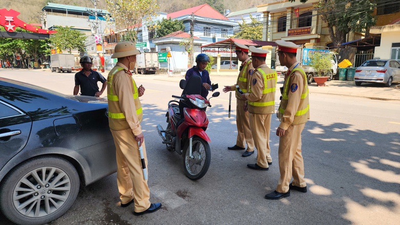 CSGT H&ograve;a B&igrave;nh tăng cường xử l&yacute; vi phạm, TNGT giảm s&acirc;u- Ảnh 7.