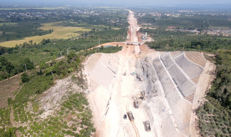 "Xẻ n&uacute;i, bắc cầu" th&ocirc;ng tuyến cao tốc Kh&aacute;nh H&ograve;a - Bu&ocirc;n Ma Thuột qua Đắk Lắk- Ảnh 13.
