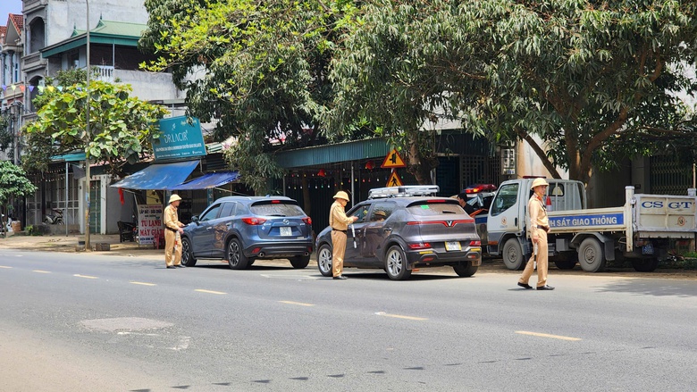 CSGT H&ograve;a B&igrave;nh tăng cường xử l&yacute; vi phạm, TNGT giảm s&acirc;u- Ảnh 1.