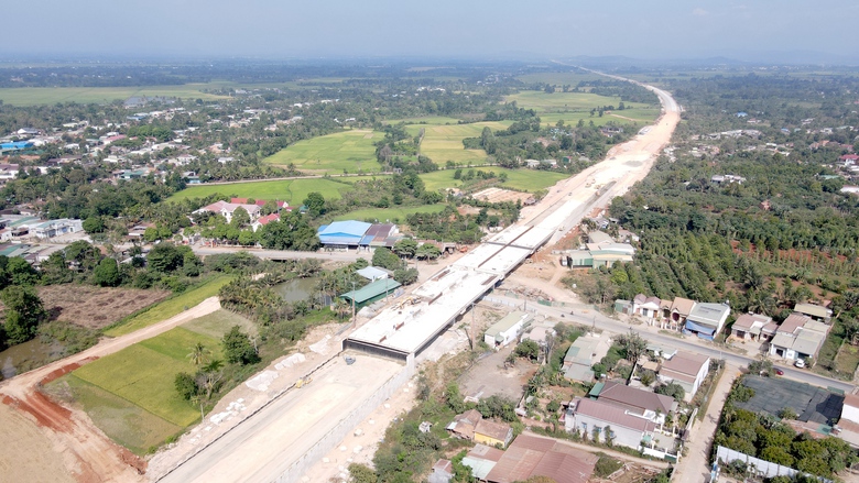 "Xẻ n&uacute;i, bắc cầu" th&ocirc;ng tuyến cao tốc Kh&aacute;nh H&ograve;a - Bu&ocirc;n Ma Thuột qua Đắk Lắk- Ảnh 11.