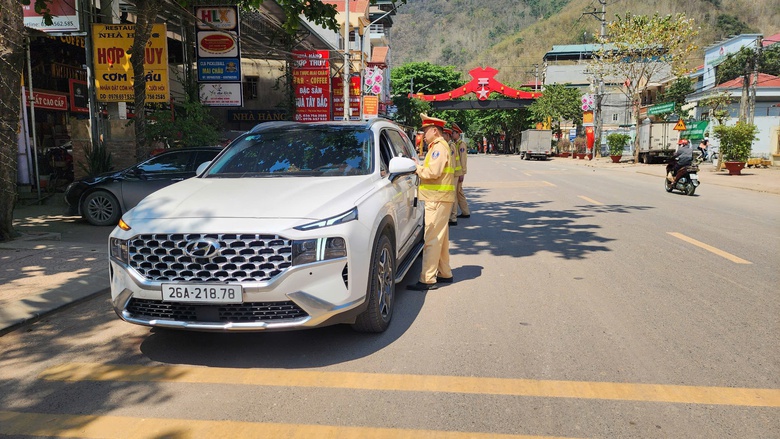 CSGT H&ograve;a B&igrave;nh tăng cường xử l&yacute; vi phạm, TNGT giảm s&acirc;u- Ảnh 6.