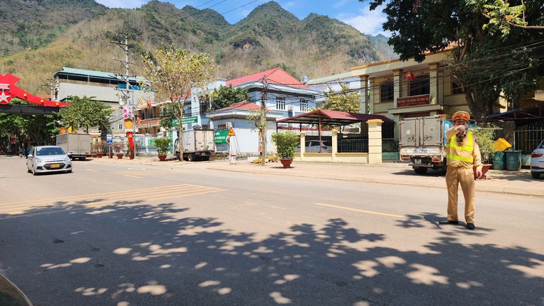 CSGT H&ograve;a B&igrave;nh tăng cường xử l&yacute; vi phạm, TNGT giảm s&acirc;u- Ảnh 4.