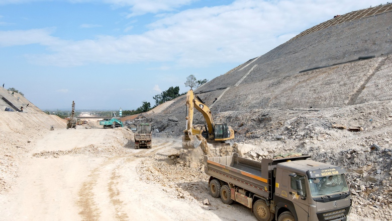 "Xẻ n&uacute;i, bắc cầu" th&ocirc;ng tuyến cao tốc Kh&aacute;nh H&ograve;a - Bu&ocirc;n Ma Thuột qua Đắk Lắk- Ảnh 2.