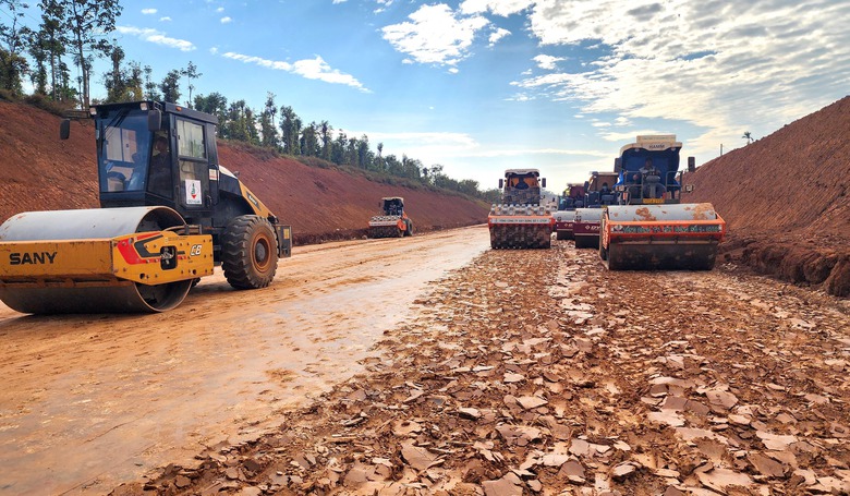 "Xẻ n&uacute;i, bắc cầu" th&ocirc;ng tuyến cao tốc Kh&aacute;nh H&ograve;a - Bu&ocirc;n Ma Thuột qua Đắk Lắk- Ảnh 9.