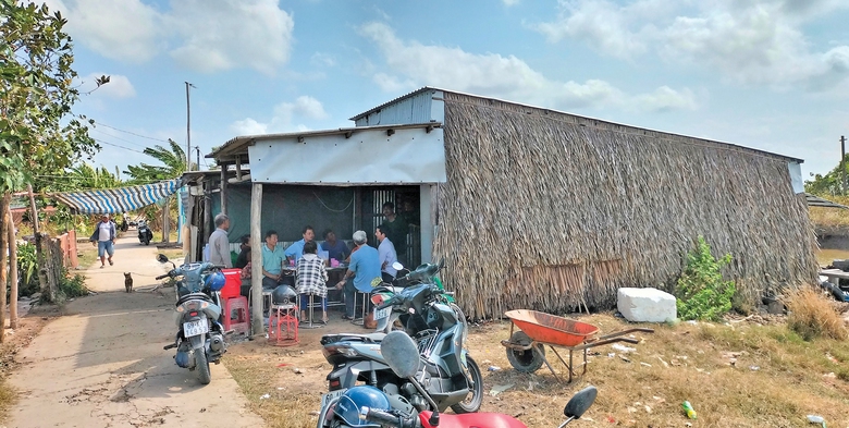 Tương lai mờ mịt của hai cậu bé mồ côi cha mẹ- Ảnh 2. Tương lai mờ mịt của hai cậu bé mồ côi cha mẹ- Ảnh 2.