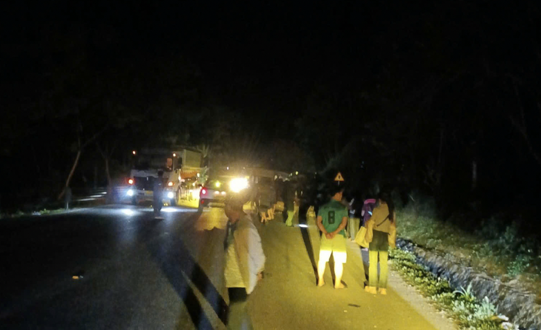 Xe khách chở 13 người tông trúng xe tải đậu ven đường lúc nửa đêm- Ảnh 1. Xe khách chở 13 người tông trúng xe tải đậu ven đường lúc nửa đêm- Ảnh 1.