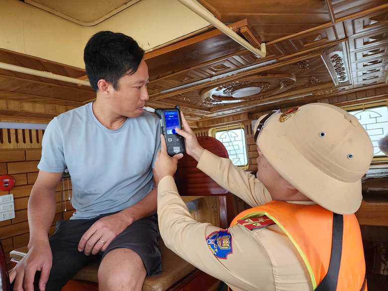 Thuyền trưởng ki&ecirc;ng uống rượu nửa năm v&igrave; l&ecirc;nh đ&ecirc;nh s&ocirc;ng nước- Ảnh 2.