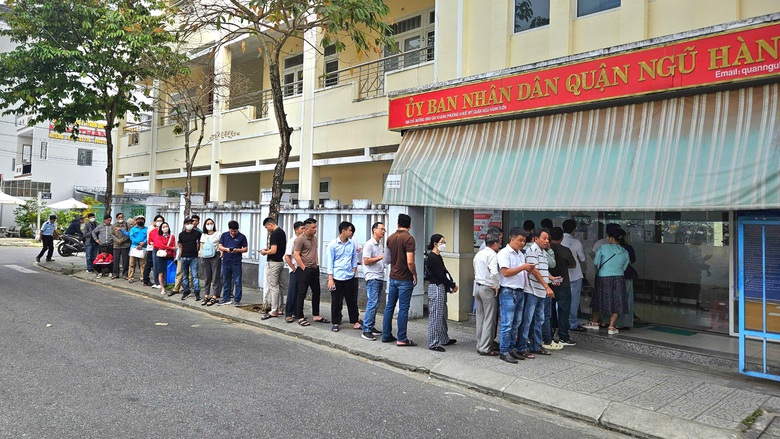 Cận cảnh xếp h&agrave;ng l&agrave;m thủ tục đất đai ở Đ&agrave; Nẵng- Ảnh 3.