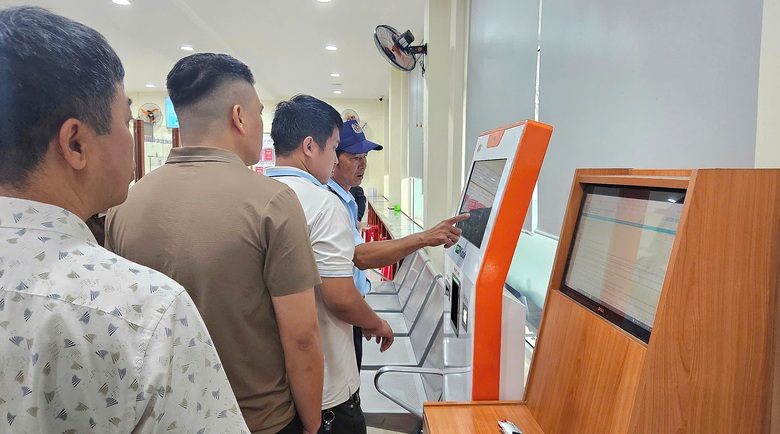 Cận cảnh xếp h&agrave;ng l&agrave;m thủ tục đất đai ở Đ&agrave; Nẵng- Ảnh 4.