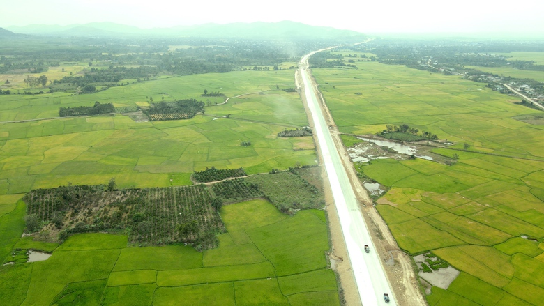 "Xẻ n&uacute;i, bắc cầu" th&ocirc;ng tuyến cao tốc Kh&aacute;nh H&ograve;a - Bu&ocirc;n Ma Thuột qua Đắk Lắk- Ảnh 14.