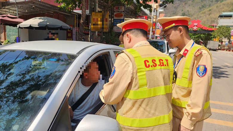 CSGT H&ograve;a B&igrave;nh tăng cường xử l&yacute; vi phạm, TNGT giảm s&acirc;u- Ảnh 8.