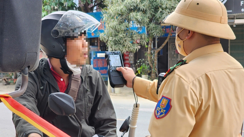 CSGT H&ograve;a B&igrave;nh tăng cường xử l&yacute; vi phạm, TNGT giảm s&acirc;u- Ảnh 3.