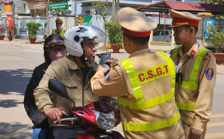 CSGT H&ograve;a B&igrave;nh tăng cường xử l&yacute; vi phạm, TNGT giảm s&acirc;u- Ảnh 9.