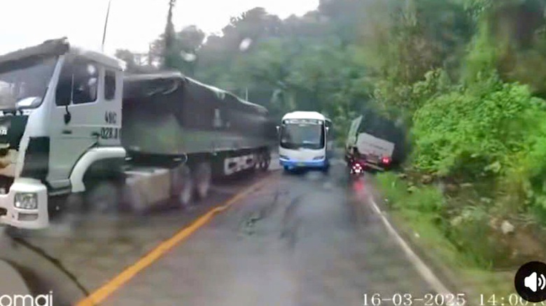 Xử lý loạt ô tô lấn làn, vượt ẩu trên đèo Bảo Lộc- Ảnh 1. Xử lý loạt ô tô lấn làn, vượt ẩu trên đèo Bảo Lộc- Ảnh 1.