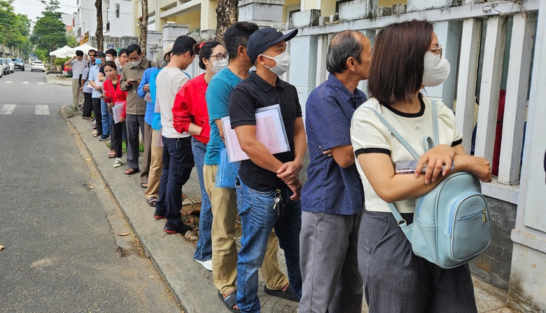 Cận cảnh xếp h&agrave;ng l&agrave;m thủ tục đất đai ở Đ&agrave; Nẵng- Ảnh 5.