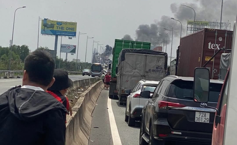 Xe tải cháy trơ khung trên cao tốc TP.HCM - Long Thành - Dầu Giây- Ảnh 4. Xe tải cháy trơ khung trên cao tốc TP.HCM - Long Thành - Dầu Giây- Ảnh 4.