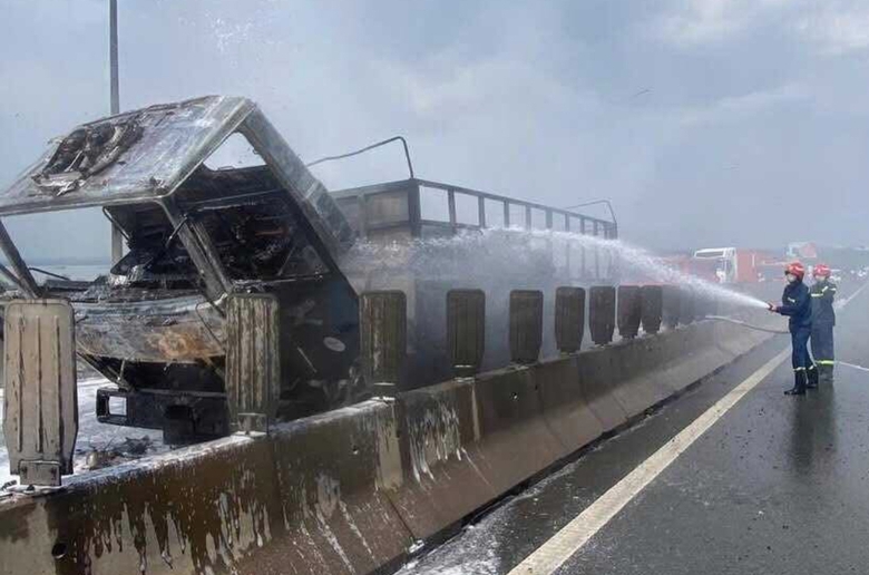 Xe tải cháy trơ khung trên cao tốc TP.HCM - Long Thành - Dầu Giây- Ảnh 3. Xe tải cháy trơ khung trên cao tốc TP.HCM - Long Thành - Dầu Giây- Ảnh 3.