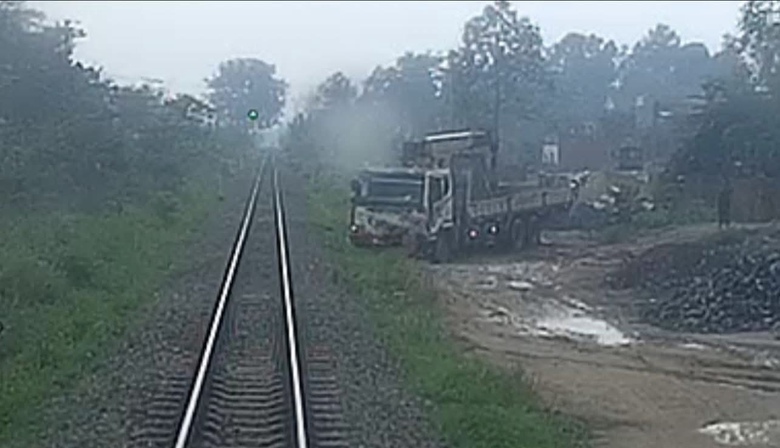 Xử l&yacute; t&agrave;i xế đỗ &ocirc; t&ocirc; s&aacute;t đường sắt khiến t&agrave;u phải dừng khẩn cấp - Ảnh 2.