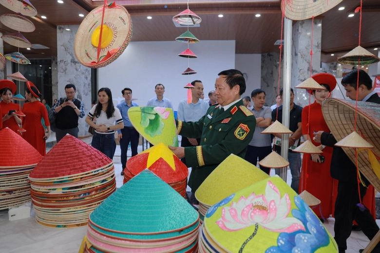 60 gian h&agrave;ng tham gia triển l&atilde;m &ldquo;Sắc ngọc ngời gỗ&rdquo;- Ảnh 3.