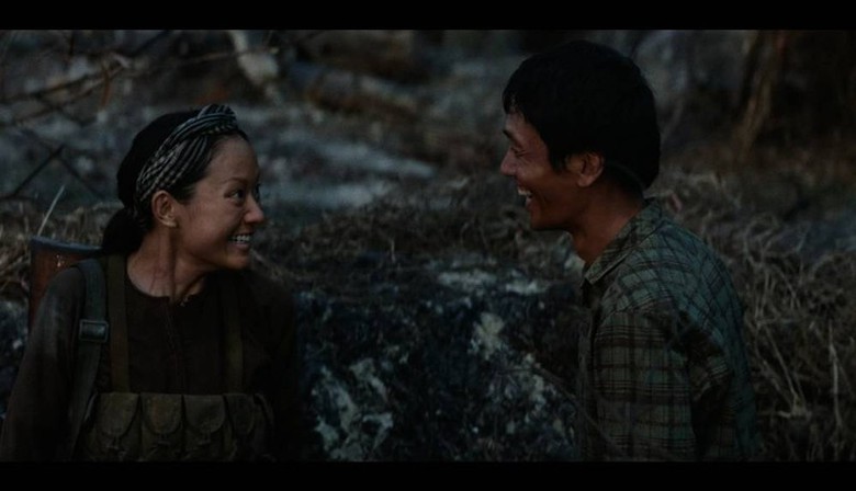 Đạo diễn Bùi Thạc Chuyên nói về 2 cảnh nóng và chi tiết gây tranh luận trong "Địa đạo"- Ảnh 2. Đạo diễn Bùi Thạc Chuyên nói về 2 cảnh nóng và chi tiết gây tranh luận trong "Địa đạo"- Ảnh 2.