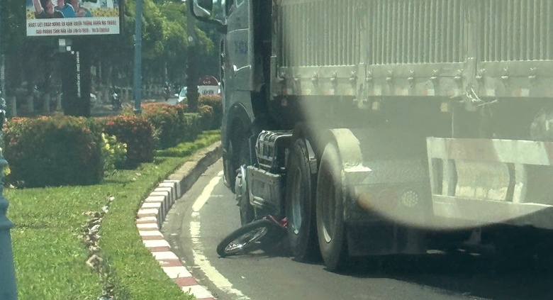 Xe đầu k&eacute;o va chạm xe m&aacute;y ở v&ograve;ng xoay, cặp vợ chồng thương vong- Ảnh 1.